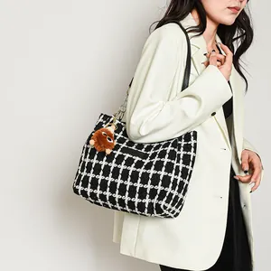 Schachbrettmuster-Wolltasche mit Affenanhänger und schwarzen Leder-Schultergurten