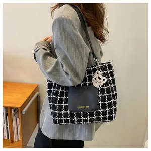 Détail du sac cabas à carreaux avec poche mode et joli pendentif tigre blanc
