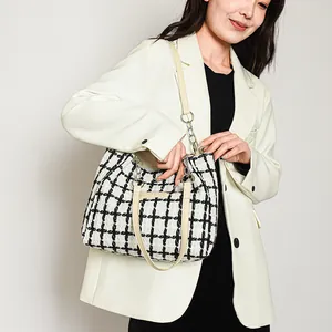 Klassische Shopper Tasche aus schwarz-weißem Tweed mit Lederbesatz und Kettenriemen