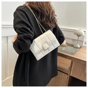 Détail du sac bandoulière matelassé blanc avec fermoir doré et chaîne en métal