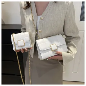 Comparaison de deux sacs matelassés blancs avec ferrures dorées et bandoulières chaînes