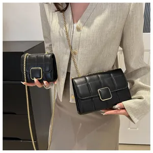 Comparaison de taille de deux sacs matelassés noirs avec chaîne et fermoir carré doré