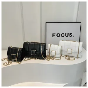 Vue détaillée de sacs bandoulière matelassés noir et blanc avec chaînes et fermoirs