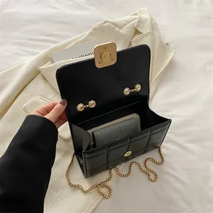Sac à bandoulière matelassé noir avec chaîne dorée et vue sur le compartiment