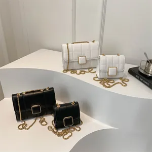 Sac à rabat matelassé avec chaîne en noir et blanc et fermoir carré décoratif