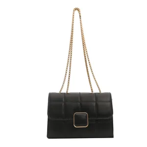 Sac bandoulière noir matelassé avec fermoir doré carré et bandoulière chaîne élégante