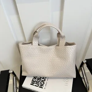 Bolso tote trenzado minimalista en crema con gran capacidad y textura de cuero