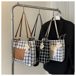 Détails de sacs cabas en tweed en trois couleurs avec poches cuir et breloques chat