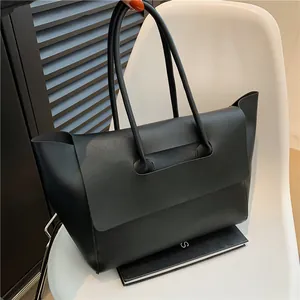 Minimalistische schwarze Leder-Einkaufstasche mit Klappverschluss und großem Volumen