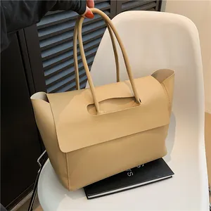 Minimalistische beige große Tote-Bag aus Kunstleder mit speziellem Henkeldesign