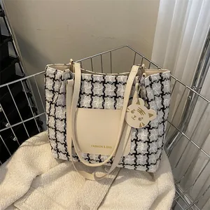 Grand cabas en tweed à carreaux noir et blanc avec poche cuir et breloque tigre
