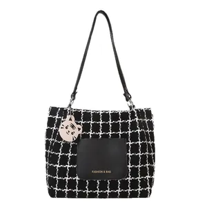 Grand sac cabas en tweed à carreaux noir et blanc avec poche avant et breloque chat