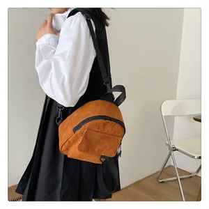 Mochila mini de pana en color caramelo con correas ajustables y bolsillo frontal
