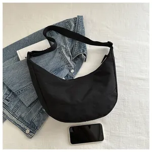Detail van de zwarte nylon halve maan crossbodytas met verstelbare schouderband