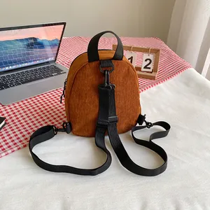 Mini mochila de pana color caramelo con correas ajustables de nailon negro