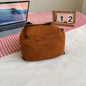 Mini mochila marrón de pana estilo inglés con bolsillo frontal y cierre de hebilla