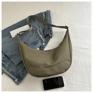 Gedetailleerd bovenaanzicht van olijfgroene hobo-tas met nylon riem en afgewerkte naden