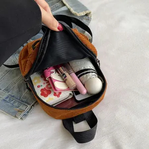 Mochila mini chic de pana marrón con interior espacioso para accesorios y esenciales