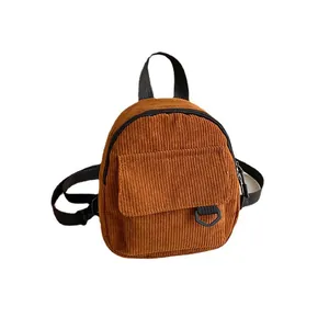 Mochila compacta de pana marrón para mujer con correas de nailon y detalle de anilla en D