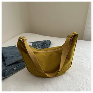 Detailweergave van de gele nylon schoudertas met verstelbare brede schouderband