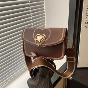 Dames PU Leer Kleine Vierkante Tas met Hartslot Brede Stoffen Schouderband Sierstiksels Casual Crossbody Tas