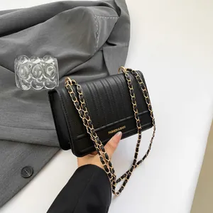 Sac à Épaule Femme en Cuir PU Matelassé Vertical avec Chaîne Élégant Sac Bandoulière Minimaliste Petit Sac Carré Pochette de Soirée