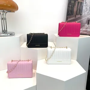Sacs à main matelassés pour femmes en quatre couleurs avec chaînes dorées