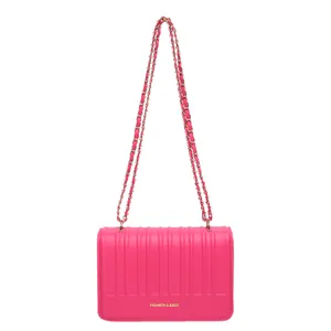 Sac à bandoulière rose fuchsia à matelassage vertical et bandoulière en chaîne