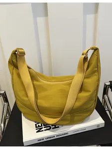 Minimalistische mosterdgele halve maan nylon crossbodytas met verstelbare brede schouderriem
