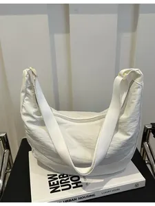 Witte minimalistische nylon halve maan tas met brede schouderband voor dagelijks gebruik