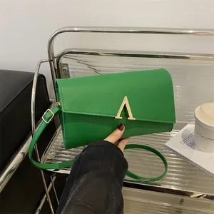 Sac Sous le Bras en Cuir PU pour Femme Sac à Bandoulière Enveloppe Minimaliste Avec Logo V en Métal Doré Sac à Épaule Décontracté pour Quotidien