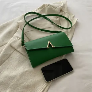 Sac à bandoulière minimaliste en similicuir vert avec boucle en V dorée pour femme