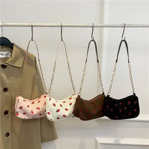 Cord-Unterachseltasche mit Erdbeer-Stickerei und Goldkette in vier Farben