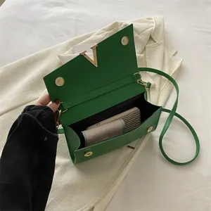 Sac sous le bras minimaliste vert pour femme avec boucle en V dorée et intérieur spacieux