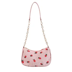 Rosa Cord-Unterachseltasche mit Erdbeerdruck und goldener Kette für Damen