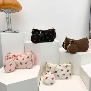 Bolso de pana con estampado de fresas y mini monedero redondo a juego incluido
