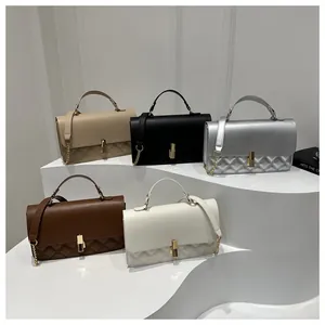 Sac à main matelassé pour femme avec chaîne dorée en cinq couleurs sur des marches