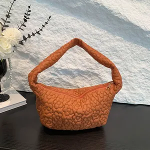 Sac à Bandoulière Matelassé Texture Fleur pour Femmes Cuir PU Mode Sac Sous le Bras Hobo Minimaliste Urbain 2024 Été