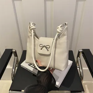 Sac à Épaule Sous le Bras en Cuir PU Mode pour Femmes Avec Décoration de Nœud Style Urbain Simple Sac à Bandoulière Seau Polyvalent Quotidien