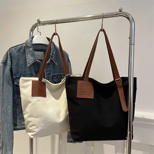 Große Canvas-Einkaufstasche mit Lederriemen in den Farben Creme und Schwarz