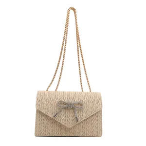 Sac à main de plage tissé minimaliste avec papillon en strass et chaîne dorée