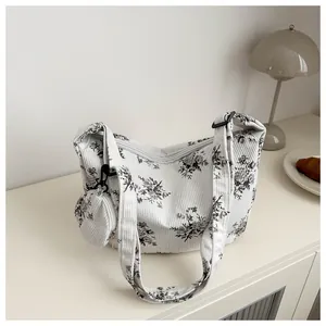 Witte corduroy draagtas met bloemenprint en bijpassende ronde muntportemonnee