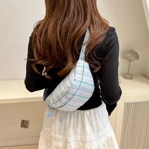 Grande borsa pettorale in nylon alla moda con strisce colorate e design a mezzaluna