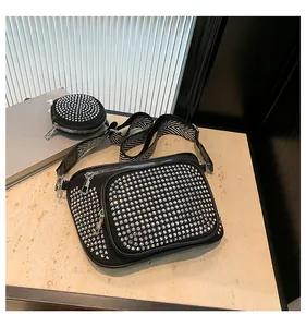 Détail du sac bandoulière à strass avec porte-monnaie rond et sangle géométrique