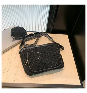 Détail du sac bandoulière strass noir avec large sangle à motifs et mini porte-monnaie