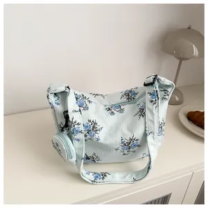Blauwe corduroy draagtas met bloemenprint en bijpassend klein rond tasje