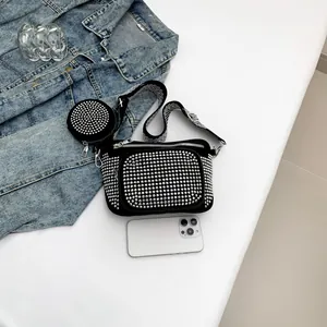 Sac bandoulière noir clouté avec porte-monnaie rond et large bandoulière rayée