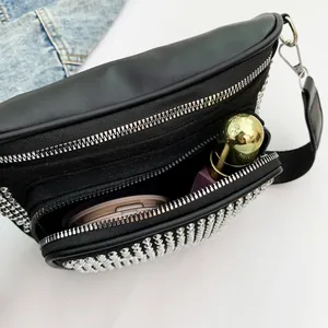 Sac bandoulière en cuir PU noir avec clous argentés et plusieurs compartiments zippés