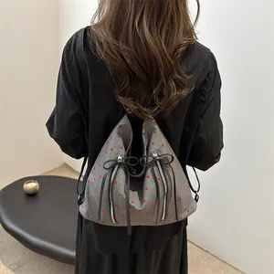 Grauer Polka-Dot-Rucksack für Damen mit roten Punkten und schwarzen Schleifen