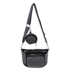 Sac bandoulière noir tendance avec rivets argentés et bandoulière tissée large